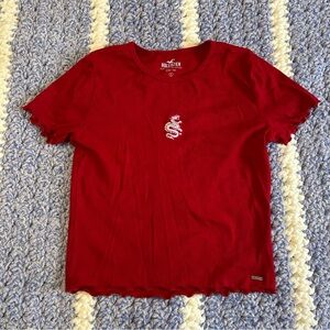 red hollister baby tee
has a white dragon on the front
size small
good condition